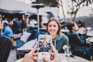 「写真うつりがいい」を英語で言うと?